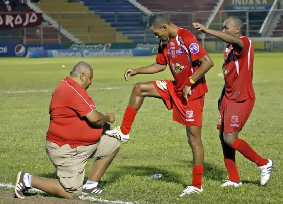 Jerry Ricardo Bengtson Bodden delantero Vida festejando un gol Torneo Clausura Noviembre del 2010
