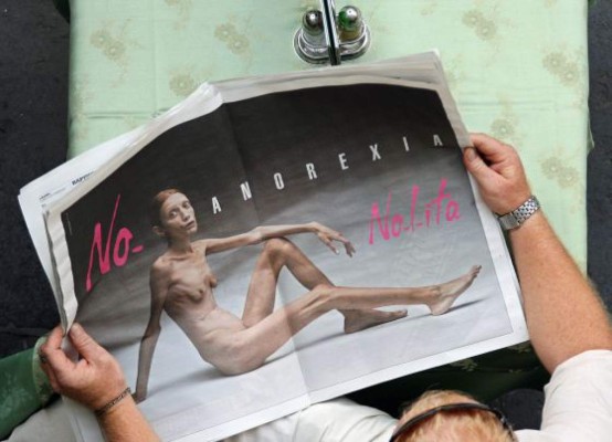 Toscani se defiende tras polémica por fotografías de anoréxica desnuda