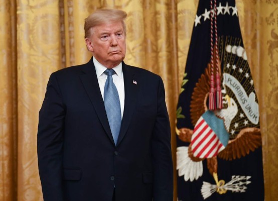 Trump enfrenta epidemia de coronavirus con recorte de impuestos