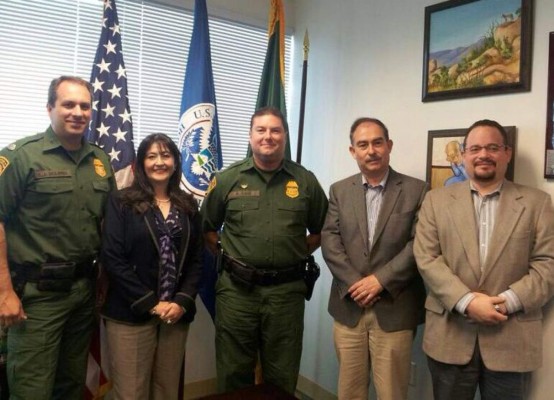 Embajador hondureño en EUA visita a niños protegidos en centros de detención