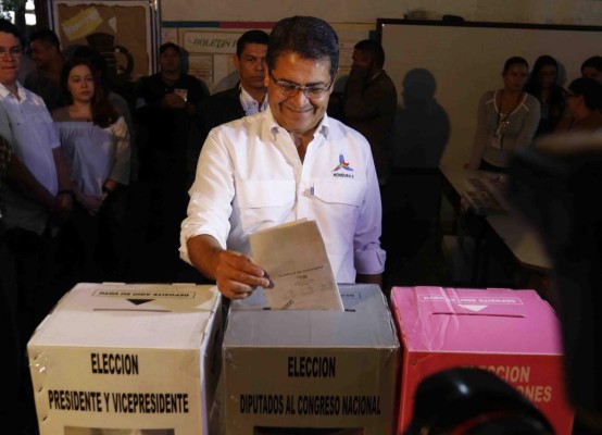 JOH llegó desde tempranito a votar en su natal Gracias