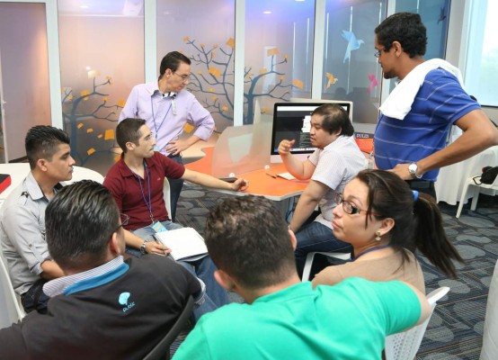Emprendedores ponen a prueba su potencial en la Hackathon