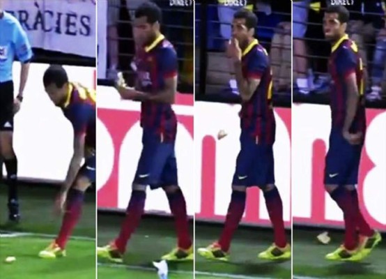 Video: Dani Alves se come un plátano que le lanzaron de la grada