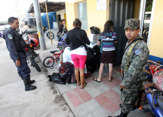 Familia amenazada busca asilo político