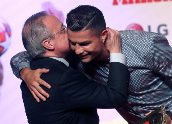 El mundo del fútbol celebra este miércoles el 35 cumpleaños de Cristiano Ronaldo y entre los innumerables mensajes de felicitación, el del presidente del Real Madrid, Florentino Pérez que, en un mensaje enviado al diario luso 'Récord', señaló: 'Felicidades al mejor jugador del mundo, nos acordamos mucho de ti'. EFE/ Kiko Huesca/Archivo