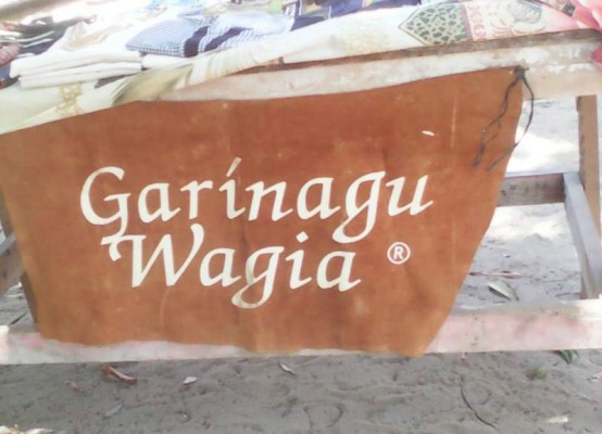 En un atuendo de la comunidad de Sangrelaya se puede leer Garínagú wagia que significa somos garífunas.