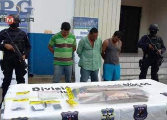 Caen 3 sujetos con 10 kilos de presunta droga, uno de ellos salvadoreño