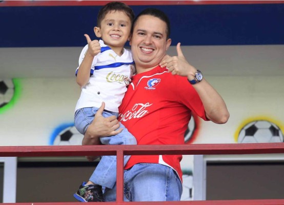 Envíanos las fotos de tus hijos con la camisa del equipo favorito