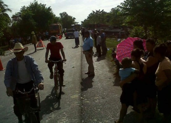 Chocan camión y bus en Yoro: un muerto y 30 heridos