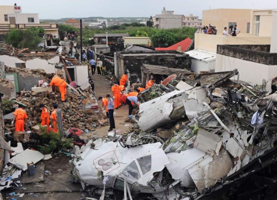 Retiran restos de avión estrellado en Taiwán 