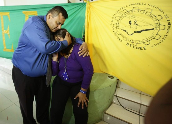 Tras el anuncio de las suspensiones de personal hubo hasta lágrimas entre algunos empleados de la Enee.