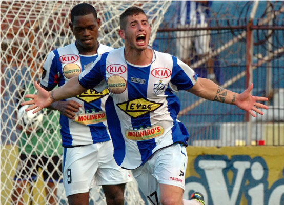 El Victoria remonta con diez hombres y derrota al Motagua