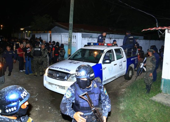 El despliegue policial anoche en la colonia Suyapa de Chamelecón fue enorme. Los dos policías heridos están fuera de peligro pero uno será operado.