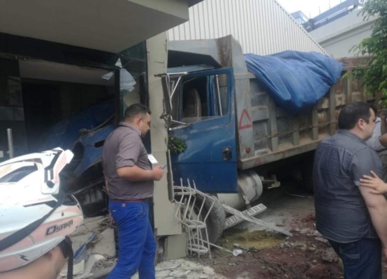 VIDEO: Volqueta se estrella contra un edificio en Tegucigalpa