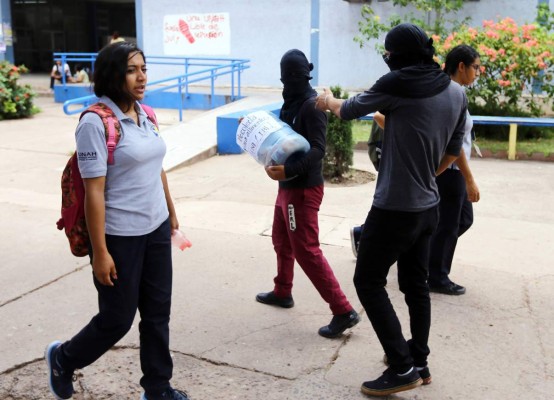 Tomas afectan a más de 2,500 alumnos a punto de egresar