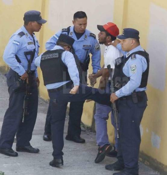 Este aficionado recibió una patada por miembros de la Policía Nacional de Honduras.