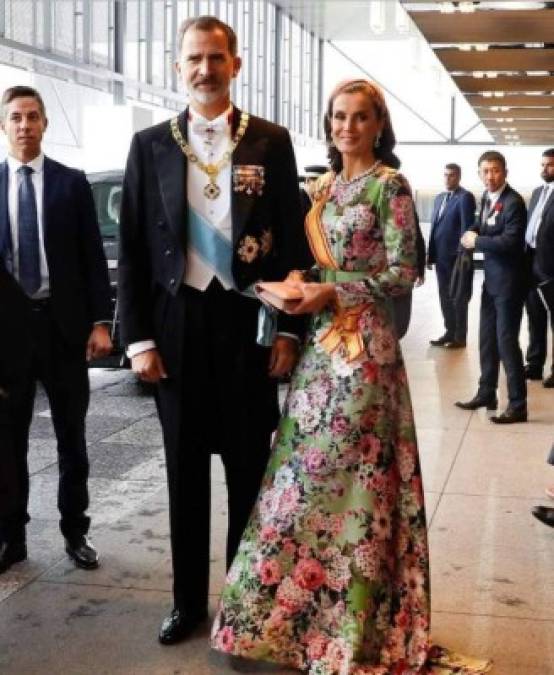 Para el solmene acto celebrado en el Palacio de Japón Letizia lució un vestido de estampado floral de Matilde Cano que acompaño con uno de los denominados collares de chatones, que tiene su origen el regalo de bodas que Alfonso XIII le entregó a su esposa la reina Victoria Eugenia; valorado en unos 175.000 euros.