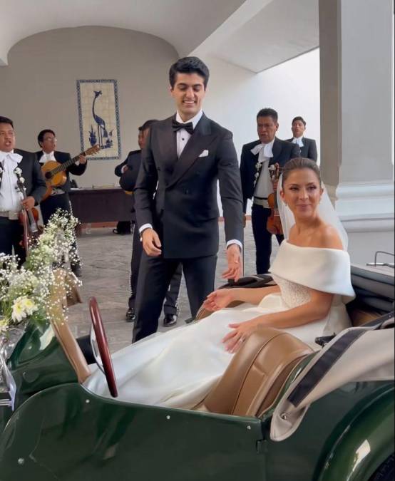 La hondureña llegó a la esperada cita en un auto clásico ante la mirada de todos los invitados que llegaron desde distintas partes del mundo para presenciar la boda.