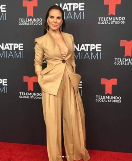 Sin embargo, a partir del 2009, se notó más una transformación en la figura de Kate del Castillo, quien no sólo dejaba ver su nueva delantera; sino también su marcado abdomen y sus tonificadas piernas.