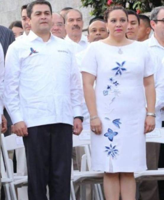 La esposa del Juan Orlando Hernández llevaba accesorios en plata y un recogido en el cabello trenzado de un lado.