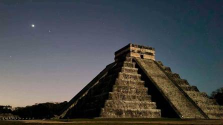 <b><span class=mln_uppercase_mln>Región.</span></b> Vista general de la pirámide de Kukulkán en la zona arqueológica de Chichen Itzá, México.