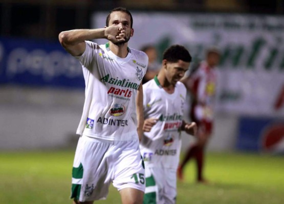 Platense ganó, gustó y goleó en otra gran noche de 'Rambo' de León