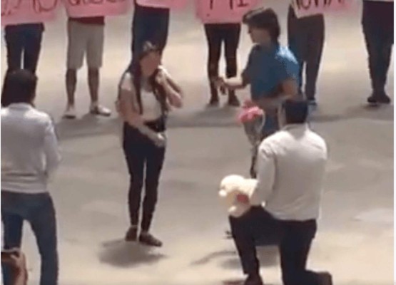Video: Le declara su amor frente a toda la universidad y ella lo rechaza