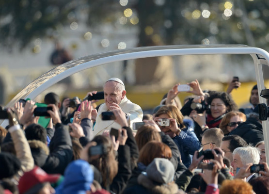 El Papa invitó a un cura a pasear en el papamóvil: '¡Vení, subí!'