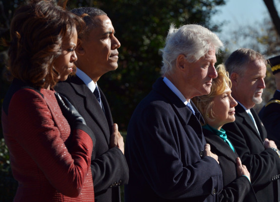 Obama y los Clinton visitan la tumba de Kennedy