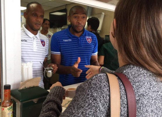 Wilson Palacios sorprende al hacerla de mesero en Estados Unidos