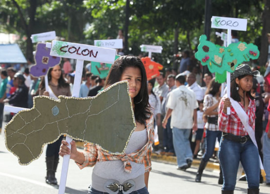 Colorida fiesta cívica en honor a Honduras