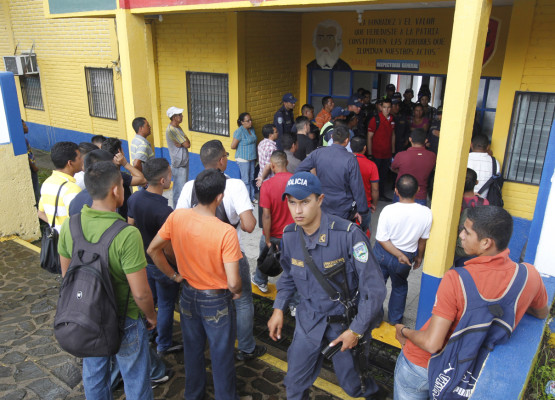 Policías amenzan con demandar al Estado si no les paga salarios