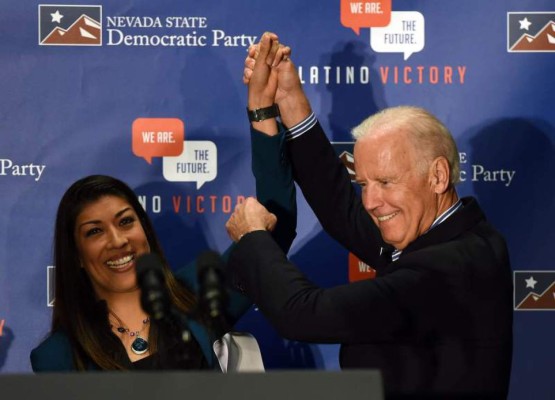 Biden dice no acordarse de beso inapropiado a senadora