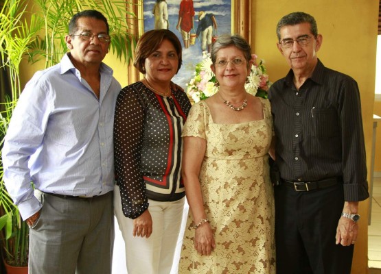 Marianne Castillo recibe el sacramento del bautismo