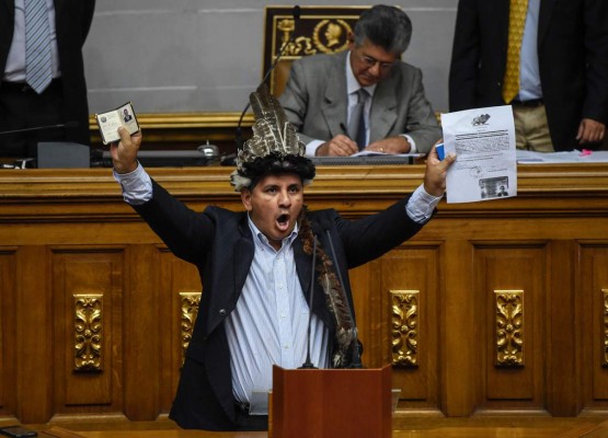 Parlamento venezolano desafía al oficialismo y agudiza lucha de poderes