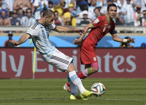 Un golazo de Messi sobre la hora clasifica a Argentina a octavos