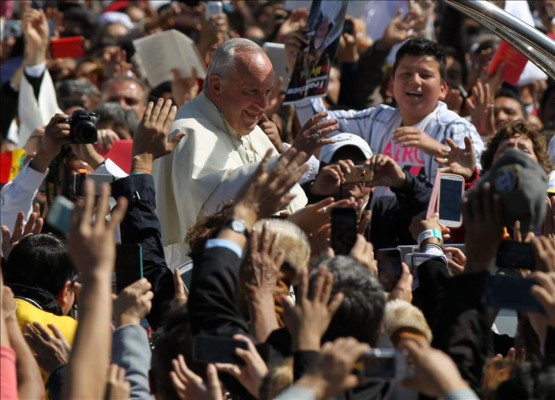 Papa Francisco llega a Paraguay, última etapa de su viaje por Latinoamérica