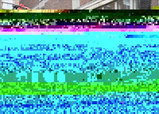 Operarios frente al hotel Churchill Hyatt Regency, donde al menos 14 personas resultaron heridas por una explosión de gas que se produjo durante la noche de hoy en los sótanos. EFE