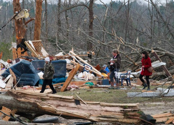 Equipos de rescate buscan sobrevivientes de tornado en Alabama