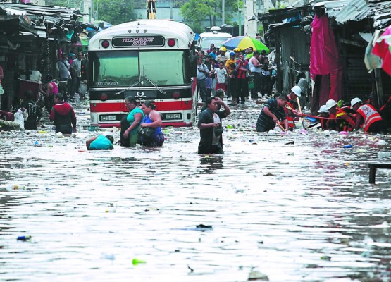 Mercados capitalinos inundados por desborde de la quebrada El Sapo