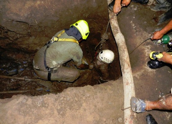 Así fue el rescate de un hombre que cayó en una fosa séptica en Honduras