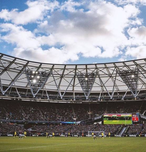 West Ham disputa sus partidos como local en el Estadio Olímpico de Londres. En la presente campaña marchan en la sexta posición y pelean por meterse entre los primeros cuatro para aspirar a jugar en la Champions League.
