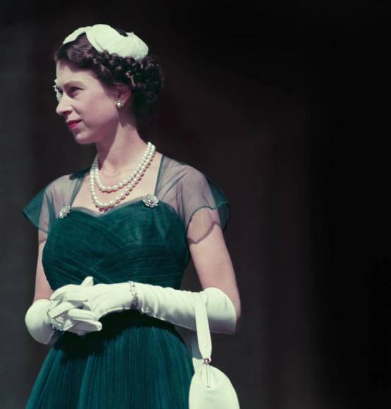 A la reina siempre le gustaba llevar muchos accesorios en sus atuendos.