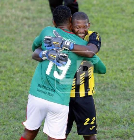 Un amigable abrazo entre Carlo Costly y Luis 'Buba' López al final del clásico.