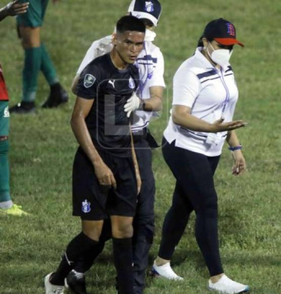 Juan Ángel Delgado recibió un fuerte golpe de Kervin Arriaga y por eso vio la segunda amarilla el jugador del Marathón. El mediocampista del Honduras Progreso fue atendido por los médicos del equipo en la cancha.