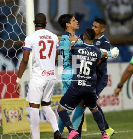 Rougier fue felicitado por sus compañeros tras el penal que detuvo.