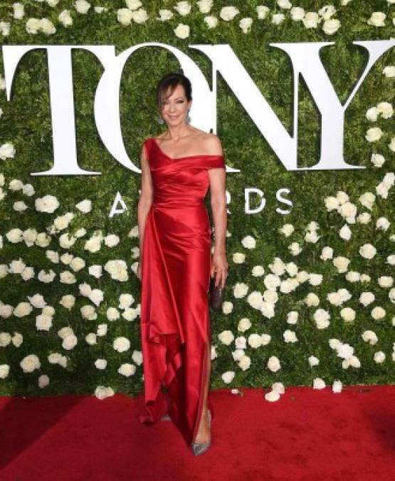 La actriz Allison Janney usó un vestido de satín rojo de Cristina Ottaviano.<br/>