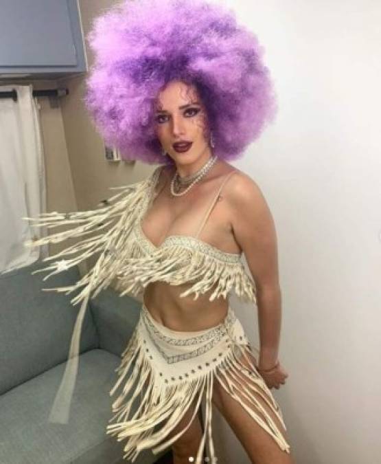 'Reina disco de los 70', escribió la actriz y cantante Bella Thorne con este atuendo.