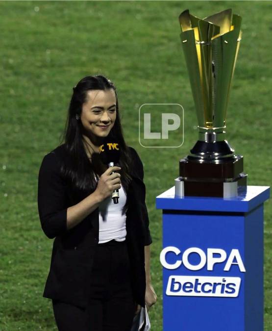 La bella presentadora de TVC, Isabel Zambrano, posando junto a la Copa Betcris previo al inicio del partido.