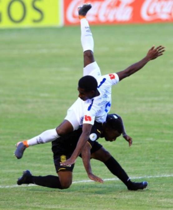 Dabirson Castillo cayendo encima de Darixon Vuelto en un lance del partido.